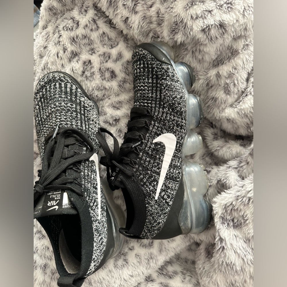 black and white women’s vapormax - Picture 4 of 8